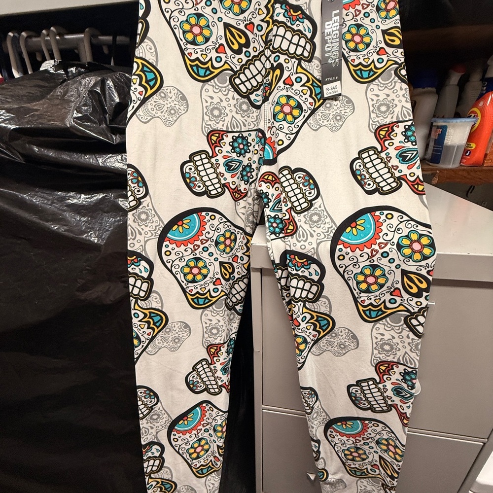 NWT Colorful Skull Print Leggings One Size